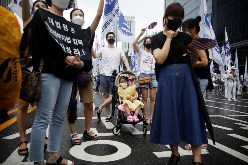Thousands protest against Moon as South Korea capital scrambles curb virus resurgence – Reuters UK